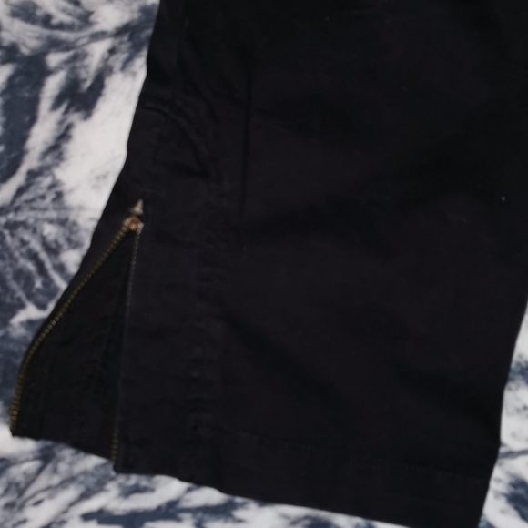 GUESS JEAN'S Black Capri with zipper cuffs - Picture 3 of 6